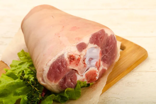 Сырое свиное колено — стоковое фото
