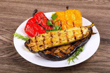 Tabakta ızgara sebze