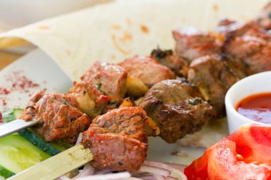 Soğan ve ahşap arka plan üzerinde soslu biftek Barbekü