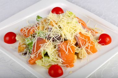 Sezar salata karides ve ahşap arka plan üzerine parmesan peyniri ile