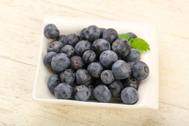 Yaban mersini yığın beyaz kase