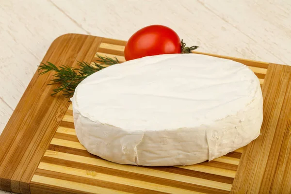 Camembert peyniri plaka üzerinde — Stok fotoğraf