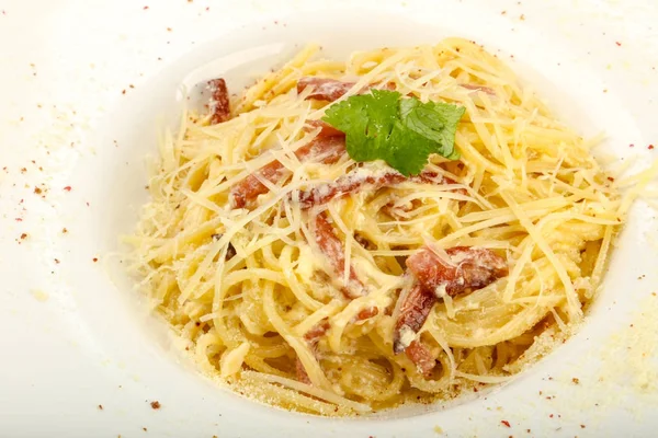 Makarna carbonara parmesan peyniri ile