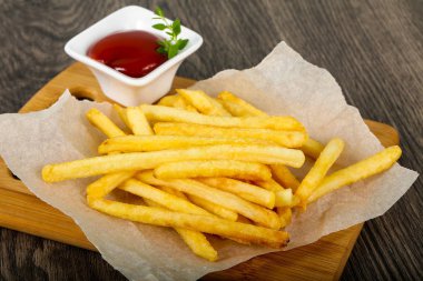 Domates ve ketçaplı patates kızartması.