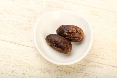 Beyaz tabak içinde iki nutmegs