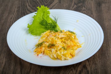 Sahanda yumurta beyaz plaka