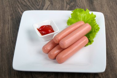 Salata ve ketçap ile sosis haşlama