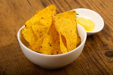 Nacho peynirli sos ile
