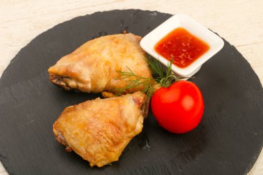 Pişmiş tavuk budu domates ve sos ile