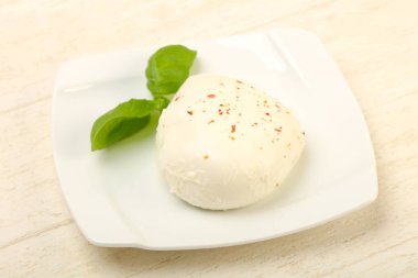 Fesleğen yaprakları ile Mozzarella peyniri