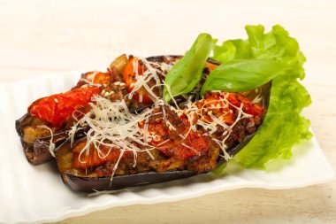 et ve peynir ile doldurulmuş patlıcan