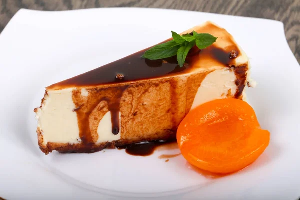 Gâteau au fromage au chocolat et abricot — Photo