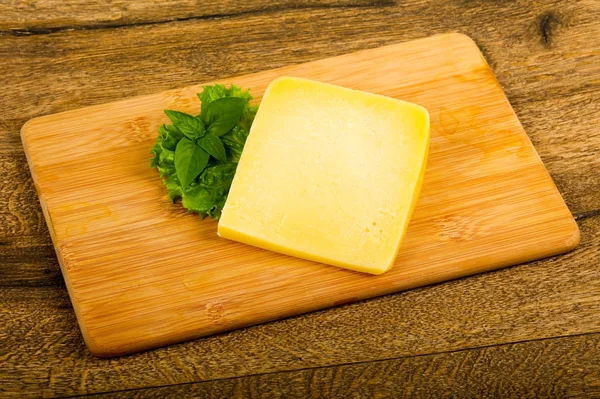Сыр пармезан на деревянном фоне — стоковое фото