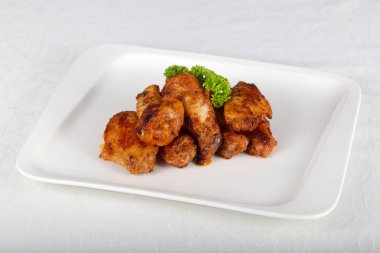 Ahşap masa üzerinde baharatlar kavrulmuş tavuk uyluk 