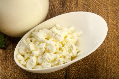 Cottage kaas in witte kom