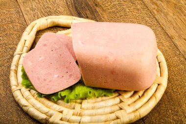 Jambon sosis salata yaprakları üzerinde