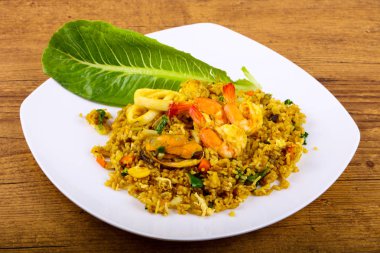 Kızarmış pilav ve deniz ürünleri.