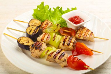 Tavuk ve sebze şiş