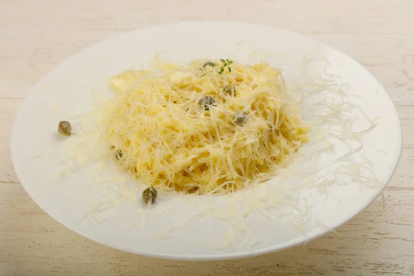 Nudeln mit Weichkäse, Parmesan und Kapern — Stockfoto