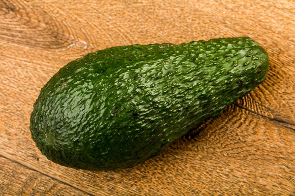 Verse groene rijpe avocado — Stockfoto