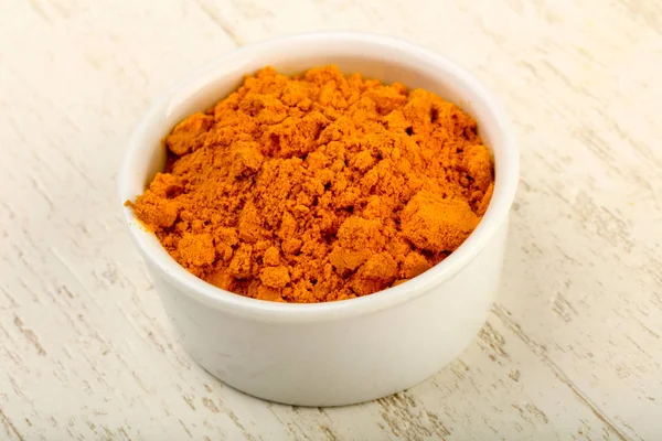 Polvo de curcuma en tazón blanco — Foto de Stock