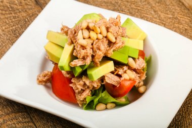 Ton balığı ve Avokado salatası