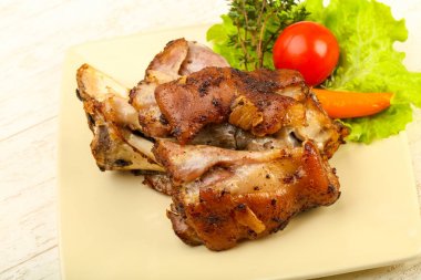 Kavrulmuş domuz diz