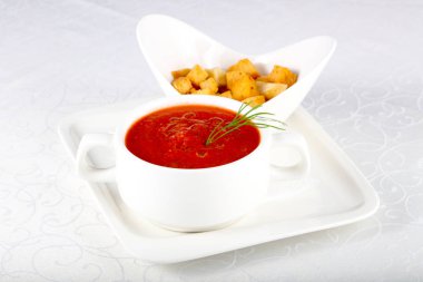 Gazpacho çorbası ekmek ile