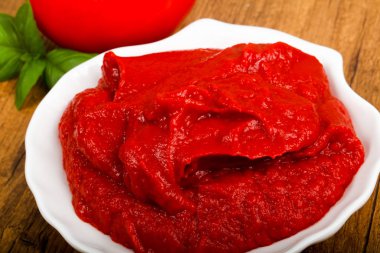 Domates salçası fesleğen yaprakları ile
