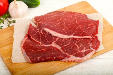 Sebzeli çiğ biftek