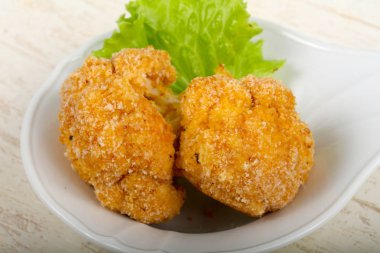 Beyaz tabak içinde gevrek karnabahar