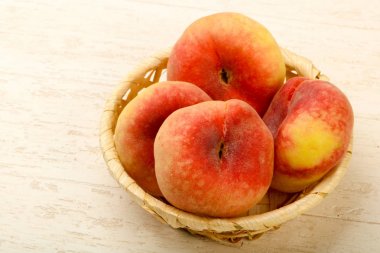 Hasır sepet içinde tatlı şeftali