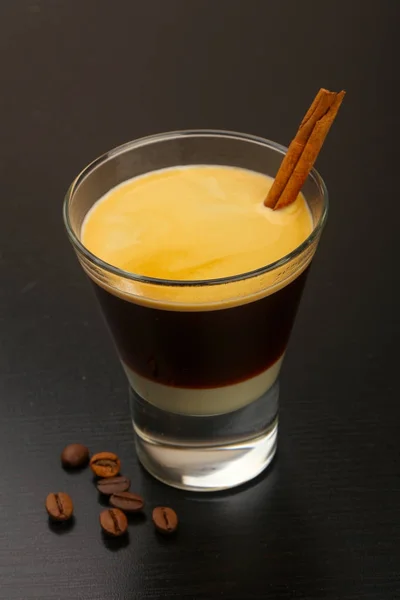 Kaffee mit Kondensmilch — Stockfoto