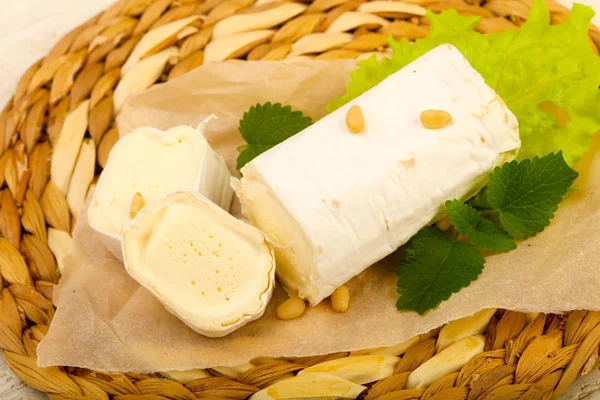 Rolo de queijo Brie com nozes de cedro — Fotografia de Stock