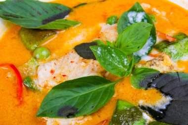 Fesleğen yaprakları ile kırmızı köri