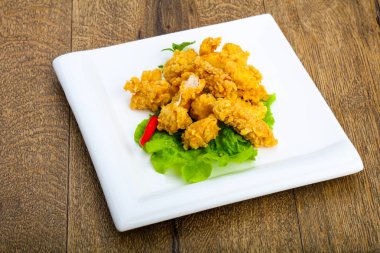 Çıtır tavuk nuggets ahşap arka plan üzerinde baharatlar ile 