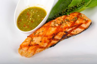 Kireç, biber ve sos ile ızgara somon