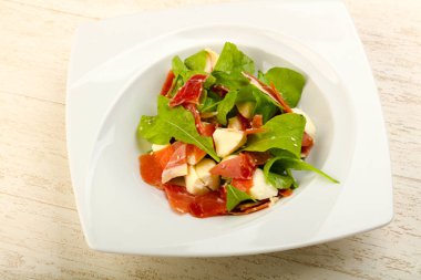 Salata proscuitto, mozzarella peyniri, rucola ve zeytin yağı  