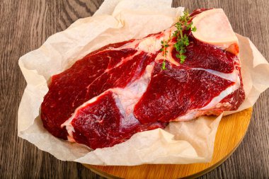 Kekik - yemek için hazır ile ham sığır eti 