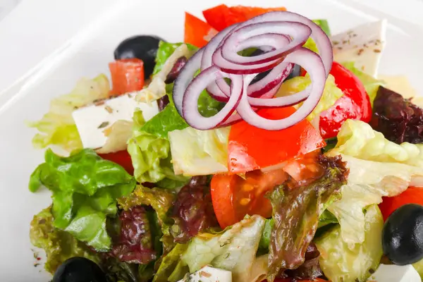 Salada grega com queijo feta e cebola — Fotografia de Stock