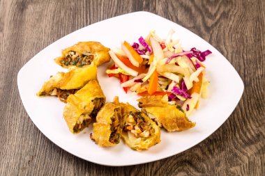 Karides böreği lahana ve havuç ile