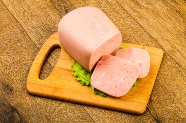 Jambon salata yaprakları üzerinde