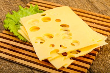 Dilimlenmiş peynir salata yaprakları ile 