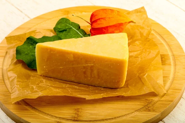 Пармезанський сир на дерев'яному фоні — стокове фото