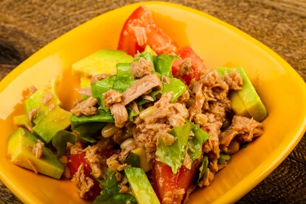 Ensalada de atún y aguacate — Foto de Stock