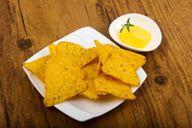 Nacho peynirli sos ile