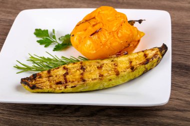 Kızarmış kabak biber ile