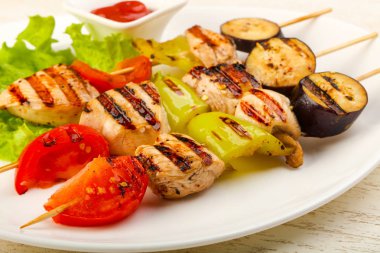 Tavuk ve sebze şiş