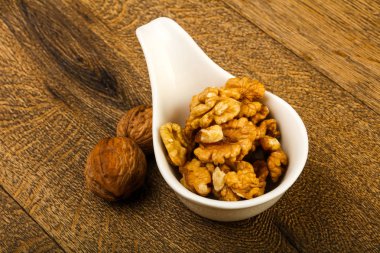 Kabın içinde açık ceviz