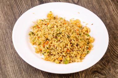 Karidesli kızarmış pirinç.